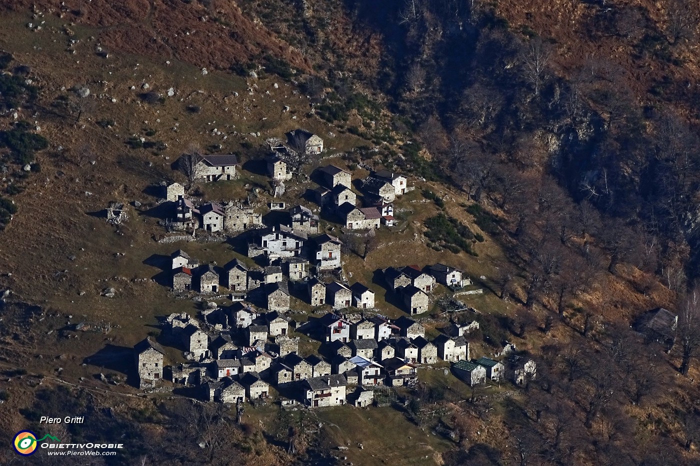 22 Vista su piccoli borghi montani.JPG -                                